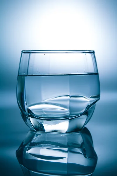 装满水的杯子 — 图库照片