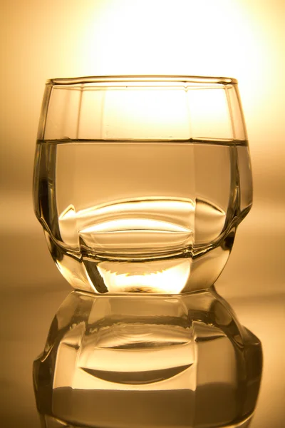 Szkło wypełnione wodą — Zdjęcie stockowe