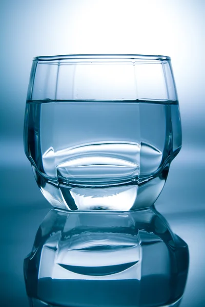 Szkło wypełnione wodą — Zdjęcie stockowe