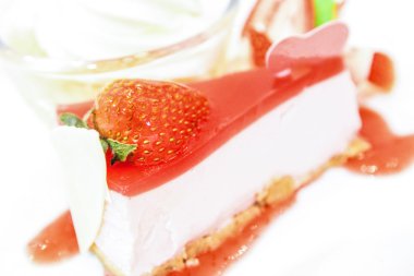 Beyaz çanak üzerinde çilekli cheesecake
