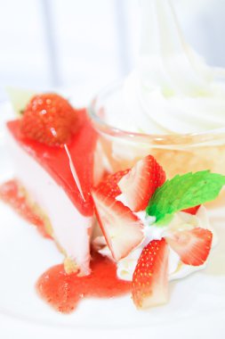 Çanak üzerinde çilekli Cheesecake