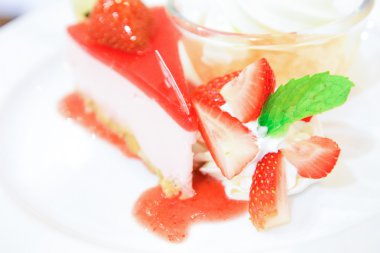 Çanak üzerinde çilekli Cheesecake