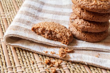 Çikolata parçacıklı kurabiye.