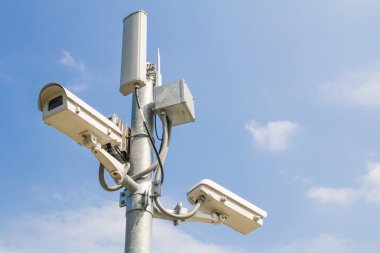 Mavi gökyüzündeki güvenlik kamerası