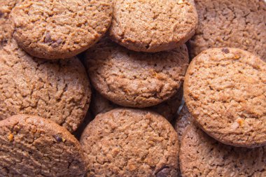 Çikolata parçacıklı kurabiye.