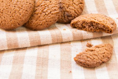 Çikolata parçacıklı kurabiye.