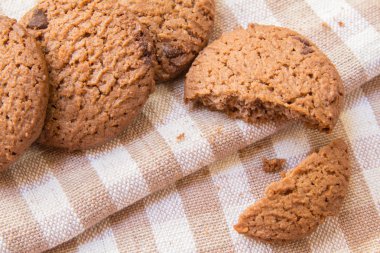 Çikolata parçacıklı kurabiye.