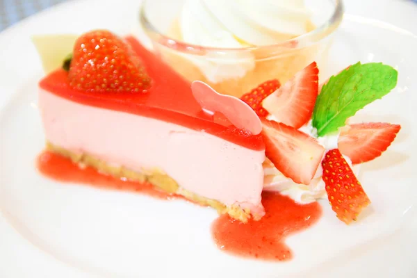 Strawberry cheesecake on dish — Stock Photo, Image