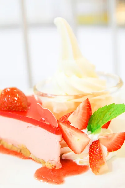 Strawberry cheesecake on dish — Stock Photo, Image