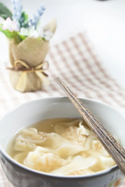 Zuppa Wonton sulla ciotola — Foto Stock