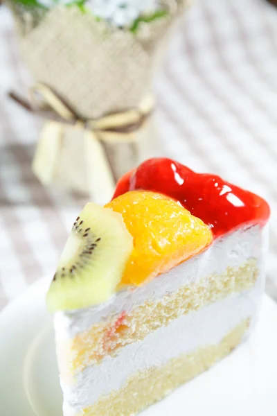 Pastel de frutas en el plato —  Fotos de Stock
