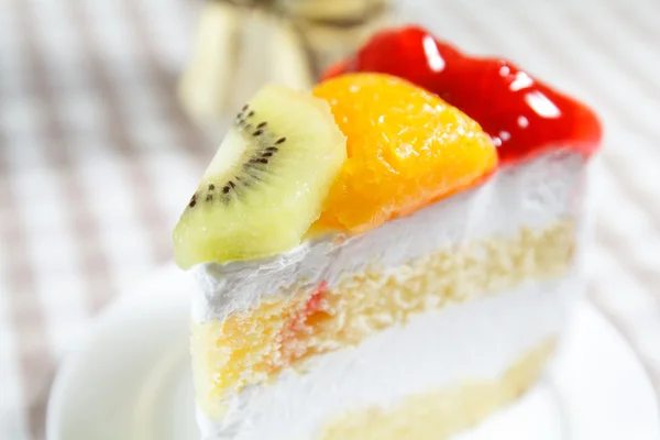 De cake van het fruit op schotel — Stockfoto