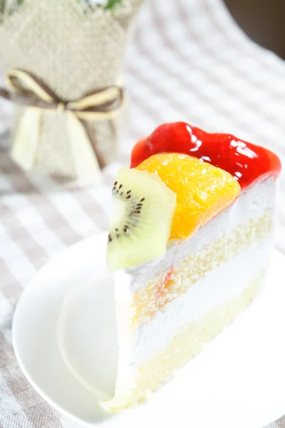 De cake van het fruit op schotel — Stockfoto