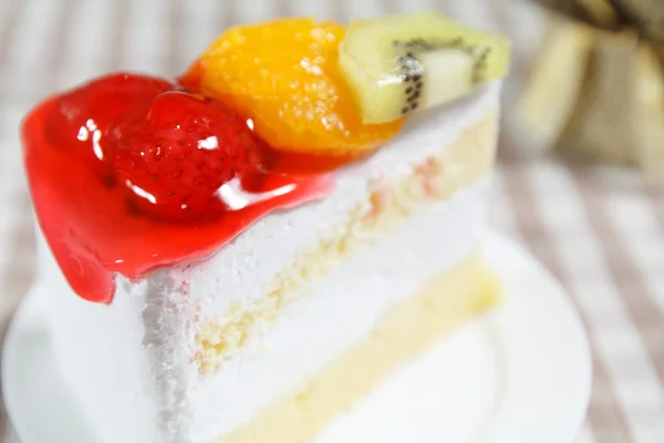 Pastel de frutas en el plato — Foto de Stock