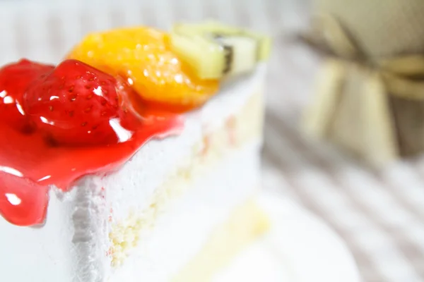 Pastel de frutas en el plato — Foto de Stock