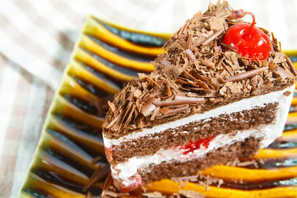 Шоколадний торт на блюді — стокове фото
