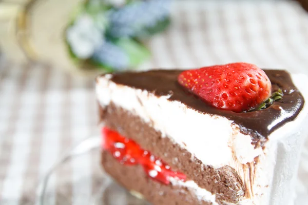 Pastel de chocolate en el plato — Foto de Stock