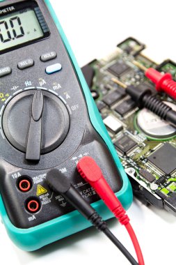 Beyaz üzerine elektrik multimetre