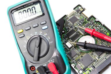 Beyaz üzerine elektrik multimetre