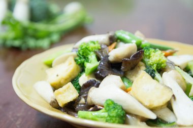 tavada kızartılmış karışık sebze