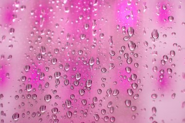 Su bardağa düşer.