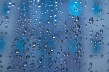 Su bardağa düşer.