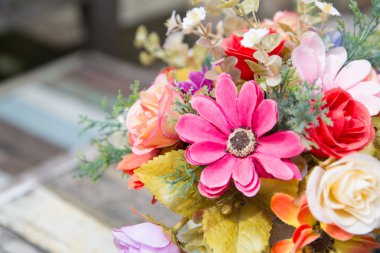 masanın üzerinde sahte çiçek