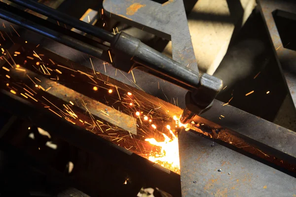 Taglio metallo con torcia in acetilene, fondo industriale — Foto Stock
