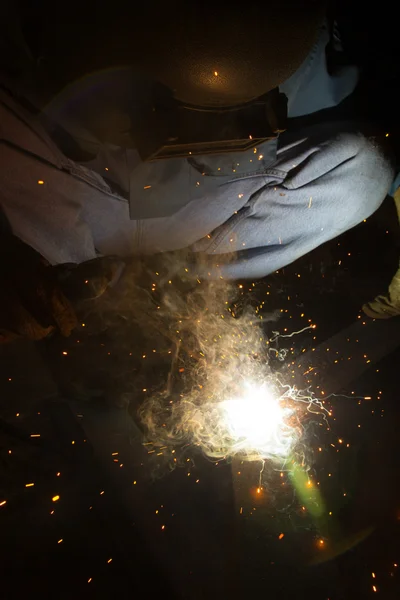 Saldatore ad arco con scintille di saldatura — Foto Stock