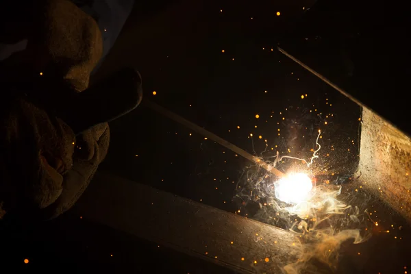 Soldador de arco con chispas de soldadura — Foto de Stock