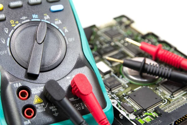 Beyaz üzerine elektrik multimetre