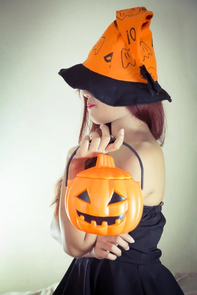 Kvinnor i begreppet halloween — Stockfoto