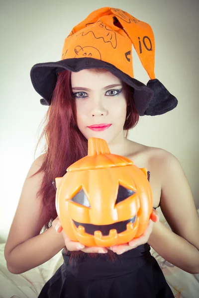 Kvinnor i begreppet halloween — Stockfoto