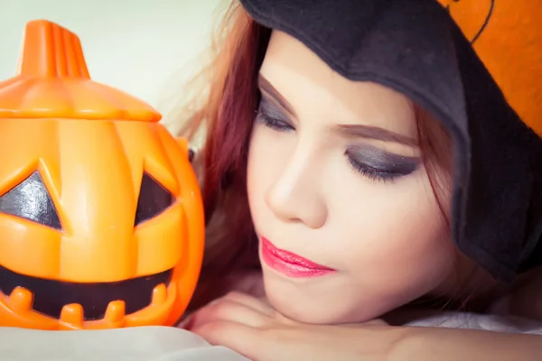 Kvinnor i begreppet halloween — Stockfoto