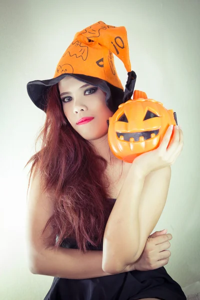 Kvinnor i begreppet halloween — Stockfoto