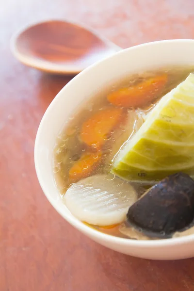 Zelnou polévku a čerstvou petrželkou — Stock fotografie