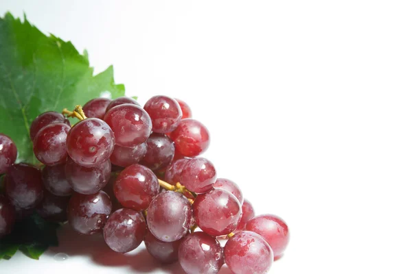 Uvas sobre fundo branco — Fotografia de Stock