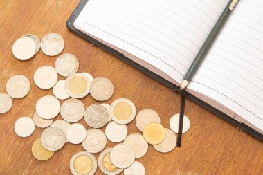 defter ahşap masada.