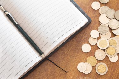 defter ahşap masada.