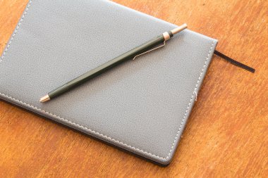 defter ahşap masada.