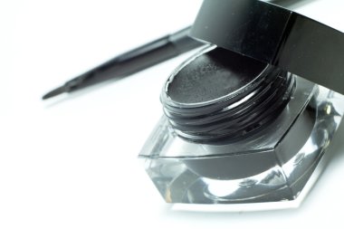 kalıcı makyaj göz kalemi