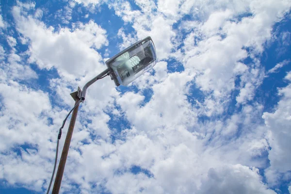 Mavi gökyüzü ve lamba — Stok fotoğraf