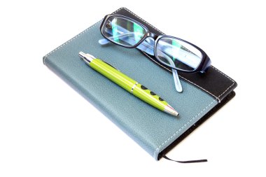 gözlük kalem defter üzerinde