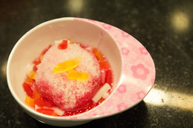 Kırmızı şurubu ve yoğunlaştırılmış süt ile buz tıraş