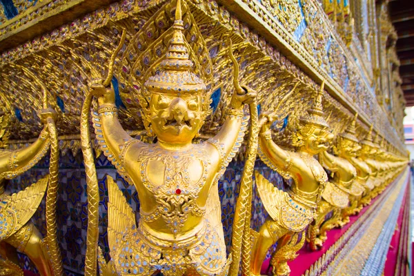 Golden Garudas at Grand Palace, Bangkok — Stockfoto