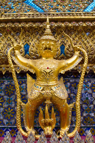 Золотые Гаруды в Гранд Паласе, Бангкок — стоковое фото