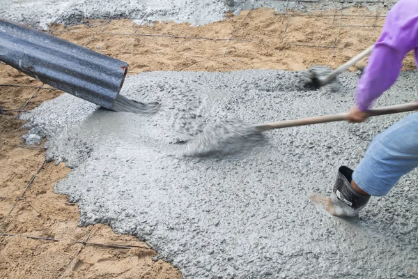 Giet de cementvloer. Rechtenvrije Stockfoto's