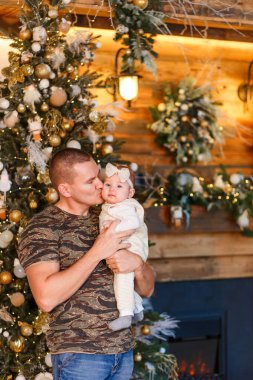 Şişmiş adam yeni yıl için küçük kıza sarılıyor. Mutlu Baba.