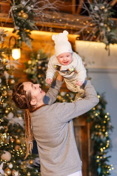 Kvinna Med Flätor Står Med Ryggen Mot Kameran Och Håller — Stockfoto