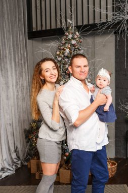 Mutlu gülümseyen kadın ve küçük çocuklu adam Noel gününde kameraya bakın.